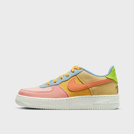 Compra NIKE Air Force 1 (GS) sanded gold/hot curry/wheat grass Back to School Essentials en SNIPES