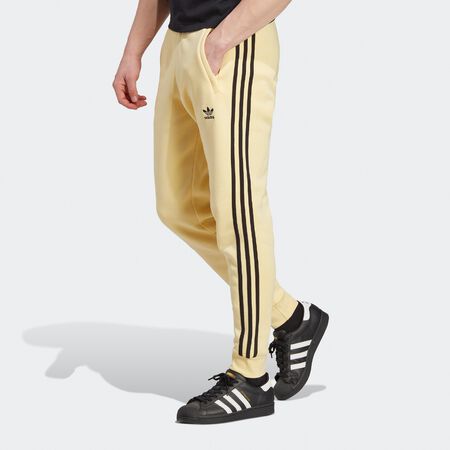 Compra adidas Originals Pantalón de chàndal adicolor Slim Fleece almost yellow Online Only en SNIPES